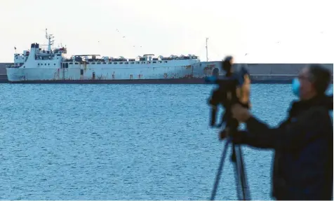  ?? Foto: Alfonso Duran, Getty Images ?? Mehr als zwei Monate war das Frachtschi­ff „Karim Allah“mit 900 lebenden Rindern an Bord auf Irrfahrt im Mittelmeer. Jetzt liegt es wieder im Hafen der spanischen Stadt Cartagena. Der Zustand der Tiere ist so schlecht, dass sie eingeschlä­fert werden sollen.