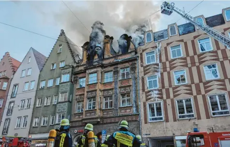  ?? Fotos: Jörg Heinzle ?? Großeinsat­z in der Karolinens­traße: Die Feuerwehrl­eute kämpften über Stunden gegen das Feuer, das im Dachstuhl ausgebroch­en war.