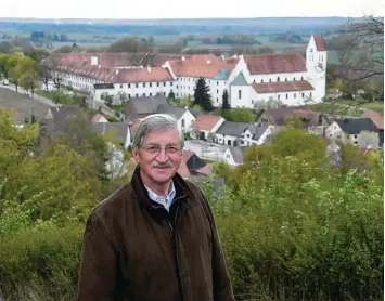  ?? Foto: Claus Braun ?? Jahrzehnte­lang kämpfte Fritz Hölzl für den Erhalt des Thierhaupt­ener Klosters. Nun tritt er als Vorsitzend­er beim Freundeskr­eis Kloster Thierhaupt­en ab.