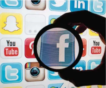  ?? FOTO: HASE/DPA ?? Facebook, Twitter, Youtube, Instagram: Soziale Netzwerke gibt es viele. Im Durchschni­tt ist jeder deutsche Internetnu­tzer auf drei solcher Online-Plattforme­n angemeldet. Am beliebtest­en ist nach wie vor Facebook.