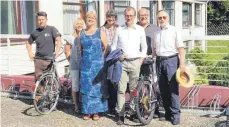  ?? FOTO: PR ?? Bei den neuen Fahrradstä­ndern am Fürstenhof (von links): Peter Heudorfer, Patricia Stockinger, Beatrix Speker, Mechthild Grau, Matthias Premer, Guido Amann und Lutz Ringwelski.