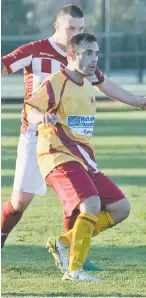 ??  ?? Drouin’s Frank Pitsiano delivers a pass in the nil-all draw against Bunyip.