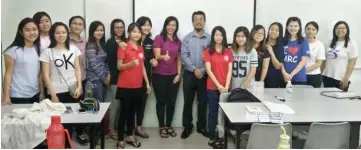  ??  ?? Hasbie (eighth right) in a group photo with the MPI students after the talk.