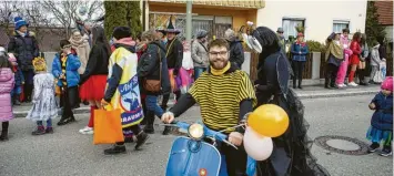  ?? ?? In Hafenreut war unter anderem auch eine Biene auf einer Vespa unterwegs.