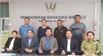  ??  ?? Majang (seated centre), Jack (seated second left) and other members of the organising committee in a photocall after the press conference.