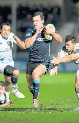  ?? Picture: SNS ?? ON THE CHARGE: Glasgow’s Lee Jones drives for the line last night.