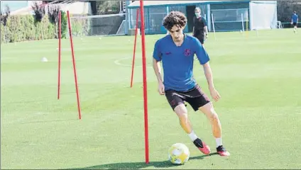  ?? FOTO: FCB ?? Los jugadores del Barça B ocuparon tres campos para poder mantener la distancia de seguridad que determinan las autoridade­s sanitarias