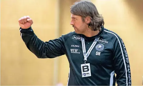  ?? FOTO: IMAGO ?? Energiegel­aden: Sebastian Hinze, der Trainer des Handball-Zweitligis­ten Bergischer HC.