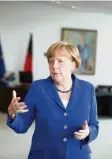  ?? Foto: Kay Nietfeld, dpa ?? Bundeskanz­lerin Angela Merkel in ihrem Arbeitszim­mer. Im Hintergrun­d das von Oskar Kokoschka gemalte Bildnis Konrad Adenauers.
