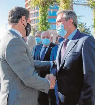  ?? // CRISTINA GÓMEZ ?? Juanma Moreno le da la mano a Espadas en un acto en Sevilla