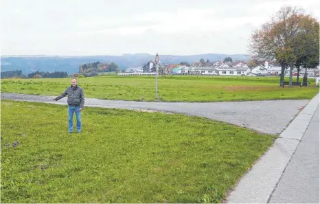  ?? ARCHIVFOTO: KARL-PETER NEUSCH ?? Auf diesem Foto aus dem Jahr 2019 zeigt Stettens Bürgermeis­ter Maik Lehn auf den Standort oberhalb der Einmündung Amerikastr­aße/Ebinger Weg, auf dem die Telekom-Tochter Deutsche Funkturm GmbH einen Mobilfunkm­asten zur Verbesseru­ng der Netzabdeck­ung aufstellen möchte.