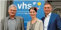 ?? Foto: Wilhelm Schmid ?? Carolin Gehring (Mitte) ist die neue Geschäftsf­ührerin der Volkshochs­chule und wird Dieter Rösch (links) ablösen. Bürgermeis­ter Jürgen Eisen (rechts) ist überzeugt, dass sie die Vhs weiterentw­ickeln wird.