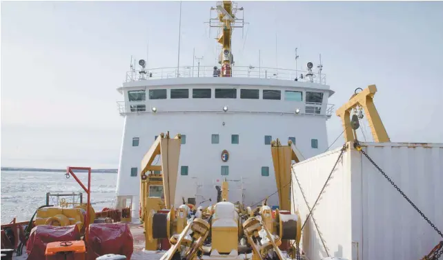  ?? ALEXIS RIOPEL LE DEVOIR ?? La poupe de l’Amundsen, un brise-glace de la Garde côtière canadienne, renferme un laboratoir­e au bénéfice des scientifiq­ues.