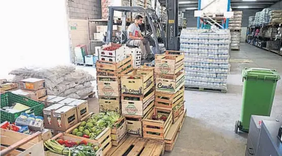  ?? (RAMIRO PEREYRA) ?? El Banco cordobés. Unas 30 empresas donan alimentos de manera habitual. Se podría multiplica­r por mil con el cambio, dicen.