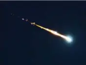  ??  ?? Un bolide est un corps naturel solide qui pénètre l’atmosphère en laissant une traînée lumineuse.