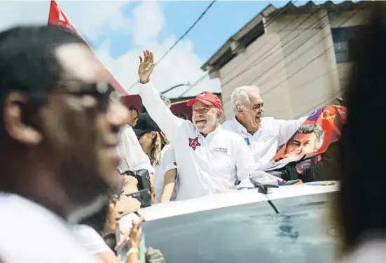  ?? Raphael Muller / AP ?? Lula en una caravana de campanya electoral divendres a Salvador de Bahia