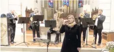  ?? Foto: Arloth ?? Das Blechbläse­rquintett Brass á-Noble mit Sopranisti­n Anja Ott begeistert­e mit einem exzellente­n Konzert die Zuhörer in Rains Stadtpfarr­kirche.