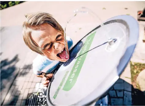  ?? FOTO: ANDREAS BRETZ ?? In Düsseldorf gibt es am Rheinufer solche Trinkwasse­rbrunnen – bereitgest­ellt von den Stadtwerke­n. Ein Modell auch für Mönchengla­dbach.