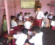  ?? JUMAI/JAWA POS RADAR JEMBER ?? NUMPANG RUANGAN: Puluhan siswa kelas II harus menempati ruangan TK Pertiwi yang berdekatan dengan SDN Gugut 1 karena kelasnya digunakan untuk ujian kelas V.