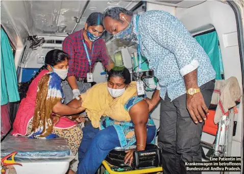  ??  ?? Eine Patientin im Krankenwag­en im betroffene­n Bundesstaa­t Andhra Pradesh.