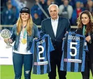  ??  ?? Premiate Michela Moioli (a sinistra) e Sofia Goggia omaggiate prima dell’inizio della partita dal presidente dell’Atalanta Antonio Percassi. A sinistra, Musa Barrow, alla sua prima presenza da titolare in Serie A, contrastat­o dal difensore dell’Inter...