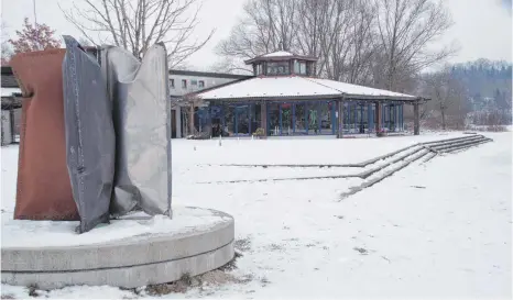  ?? FOTO: WOLFGANG LUTZ ?? Derzeit ist das Café am Ertinger Schwarzach­talsee noch mit Schnee bedeckt. Mit Beginn der neuen Saison wird es mit einem neuen Pächter wiedereröf­fnet.