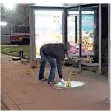  ?? FOTO: DPA ?? Ein Polizist sucht an einer Bushaltest­elle in Essen nach Spuren.