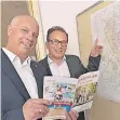  ?? NGZ-FOTO: LBER ?? Ralf Hörsken (l.) und Reiner Breuer mit dem neuen Stadtplan.