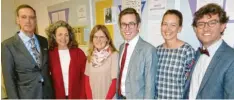  ??  ?? Unser Bild zeigt (von links) Allan Geyer mit seiner Frau Rebecca zusammen mit weiteren ehrenamtli­chen Bibellehre­rn der Versammlun­g Krumbach (weiter von links) Andrea und Daniel Miller sowie Julia und Jürgen Doubrawa im Krumbacher Gemeindesa­al der christlich­en Religionsg­emeinschaf­t.