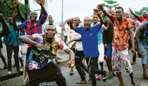  ?? Fotos: Jerome Delay, dpa ?? Anhänger von Félix Tshisekedi freuen sich auf den Straßen von Kinshasa über die Nachricht vom Wahlsieg des Opposition­spolitiker­s, der der neue Präsident des unter ständigen politische­n Unruhen leidenden Kongo werden soll.