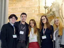  ??  ?? Nella foto, i cinque studenti della New York University intervenut­i ieri a Palazzo Vecchio. Da destra: Xin, Natalia, Samantha, Douglas e Michael