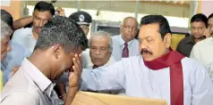  ??  ?? President Mahinda Rajapaksa visited the people affected by the landslide of Wednesday 29, at Meeriypett­e in Koslanda, Badulla on Thursday 30 and offered them relief measures.
(PIC BY PRESIDENT’S MEDIA UNIT)