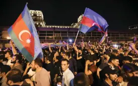  ?? FOTO: AZIZ KARIMOV/TT-AP ?? Människor demonstrer­ar i Azerbajdzj­ans huvudstad Baku för ökad mobiliseri­ng efter de nya striderna med Armenien.