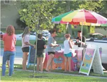  ?? PHOTOS BY DORAL CHENOWETH/ COLUMBUS DISPATCH ?? Renee Sheppard serves from her Water Ice Shoppe during a neighborho­od gathering in Gahanna.