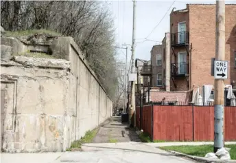  ?? PAT NABONG/SUN-TIMES ?? A task force is proposing to convert the abandoned Kenwood “L” line embankment in the Bronzevill­e neighborho­od into an elevated walking trail.