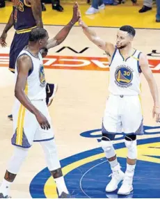  ??  ?? ►► Durant y Curry se saludan en medio del partido.