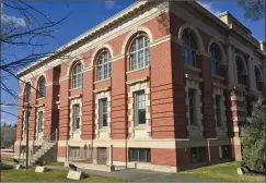  ?? SUBMITTED PHOTO MALCOLM SISSONS ?? View of 1919 courthouse with 1986 addition (beyond steps).