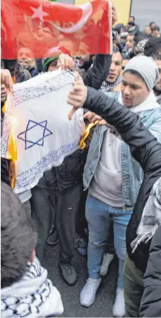  ?? FOTO: DPA ?? Bei pro-palästinen­sischen Demonstrat­ionen in Berlin wurden mehrfach Fahnen mit dem Davidstern angezündet. Das stößt bei Bundespoli­tikern auf scharfe Kritik.