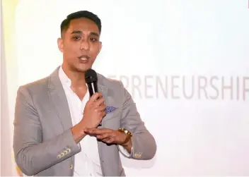  ?? SUNSTAR FOTO / ARNI ACLAO ?? THE SEARCH IS ON. JuaNegosya­nte 2018 commission­er Rolan Garcia explains why JCI is holding the business pitching competitio­n.