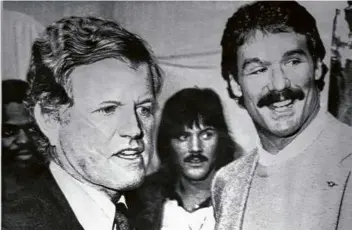  ?? FILE/ASSOCIATED PRESS ?? Patriots tight end Russ Francis (right) was a big star, shown here with Senator Edward Kennedy and Sox pitcher Dennis Eckersley at a 1980 news conference