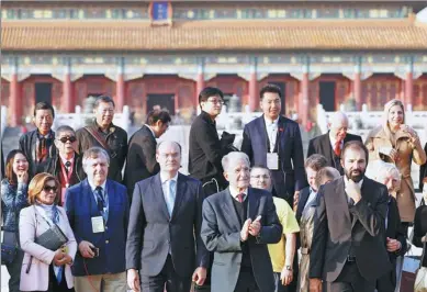  ?? ZHU XINGXIN / CHINA DAILY ?? Romano Prodi (front, second from right), former prime minister of Italy and honorary president of the Taihu World Cultural Forum, visits the Palace Museum on Friday along with other forum attendees.