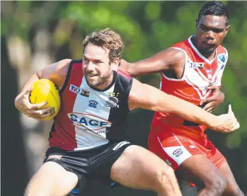  ?? Picture: AFLNT MEDIA ?? Southern Districts' Jared Brennan gets away from Waratah's Kim Kantilla