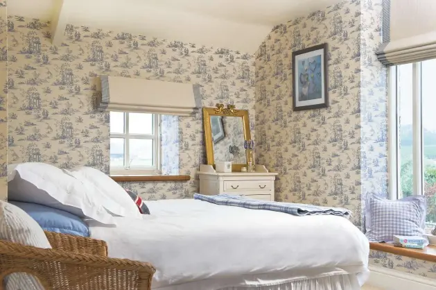  ??  ?? Mädchenzim­mer Elle wünschte sich einen hübschen Raum in zarten Blautönen, die Toile de Jouy-Tapete war ihre Idee. Erholungsg­ebiet Sanfte Farben und zarte Stoffe sind ideal, um Körper und Geist in das Traumland zu entsenden.