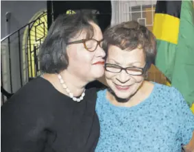  ??  ?? Having delivered a touching toast, Gloria Moodie (right) received a kiss from her daughter Dr Rosemary Moodie.