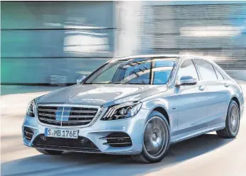  ?? FOTOS: DAIMLER/DPA ?? Das Auto denkt mit: Im Mercedes S 560 e gibt es ein haptisches Gaspedal, das den Fahrer etwa dazu anhalten kann, vor einer Kurve vom Gas zu gehen.