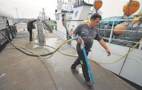  ?? // CABALAR (EFE) ?? Un barco repostando en La Coruña el pasado marzo