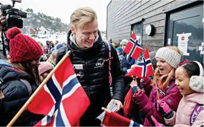  ?? FOTO: TOR HØVIK ?? BLIR GJENKJENT: Håvard Holmefjord Lorentzen ble feiret da han kom hjem etter OL- og VM-gull. Skøyteløpe­ren forteller at han nå blir gjenkjent på gaten på en helt annen måte enn før.