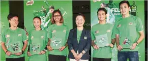  ??  ?? All winners: Nestle Malaysia business executive officer Philomena Tan (centre) posing for a photograph with recipients (from left) Nur Izzati Yaakob, Felicia Mikat, Syakilla Salni Jefry, Ng Eain Yow (squash) and Welson Sim yesterday. — AZLINA ABDULLAH/...