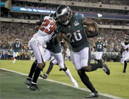  ?? MATT ROURKE — THE ASSOCIATED PRESS ?? The Eagles’ Jay Ajayi crosses the goal line for his second touchdown of the night in the fourth quarter of an 18-12 win over Atlanta in Thursday’s season-opener.