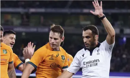  ?? Photograph: Asanka Brendon Ratnayake/AP ?? The referee Mathieu Raynal (right) and Australia’s Bernard Foley during the Bledisloe Cup match last week that ended in controvers­y.